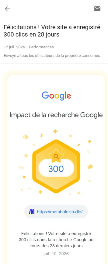 Notification Google Search Console pour le site Metabole Studio affichant 300 clics enregistrés dans la recherche Google au cours des 28 derniers jours, badge de performance jaune Google, message de félicitations daté du 12 juillet 2026, capture d’écran verticale au format 9:16