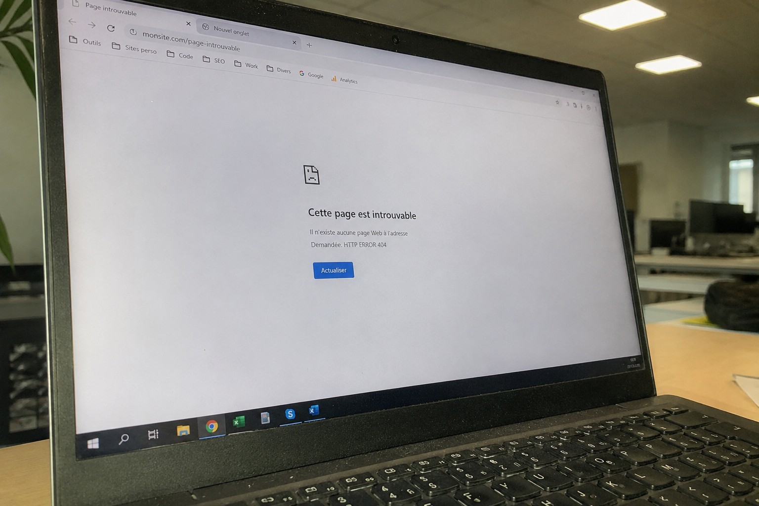 Erreur 404 SEO avec page introuvable affichée sur un ordinateur portable dans un bureau, illustration format 16:9