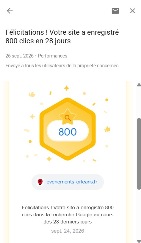 Capture écran notification Google Search Console pour evenements-orleans.fr, message Félicitations, 800 clics enregistrés dans la recherche Google au cours des 28 derniers jours, badge jaune avec compteur 800, notification Performance datée du 26 septembre 2026